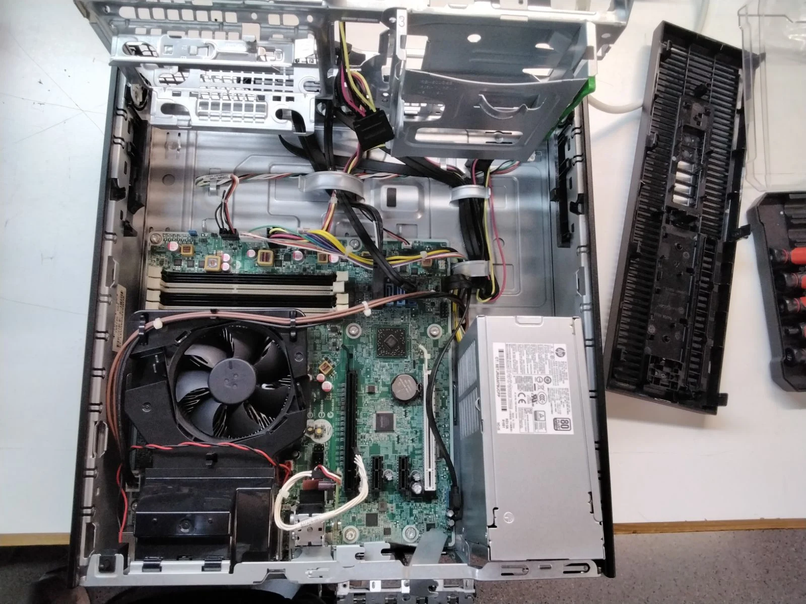 Interior del PC HP ProDesk 405 G2 MT obert